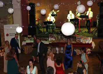 VIII. Benefiční ples na podporu rozvojových projektů v Jižní Americe vynesl téměř 30 tisíc korun na podporu nezletilých peruánských matek v nouzi 