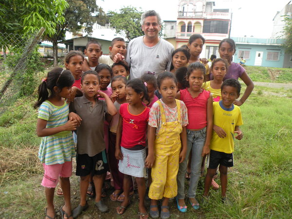 děti s vedoucím projektu Adopce na dálku Pablem Chacónem