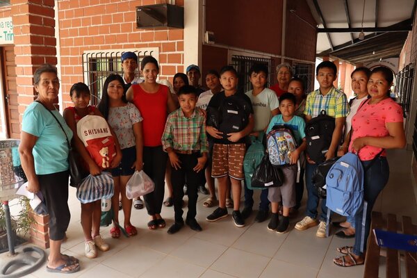 kompletní skupina dětí z města Trinidad